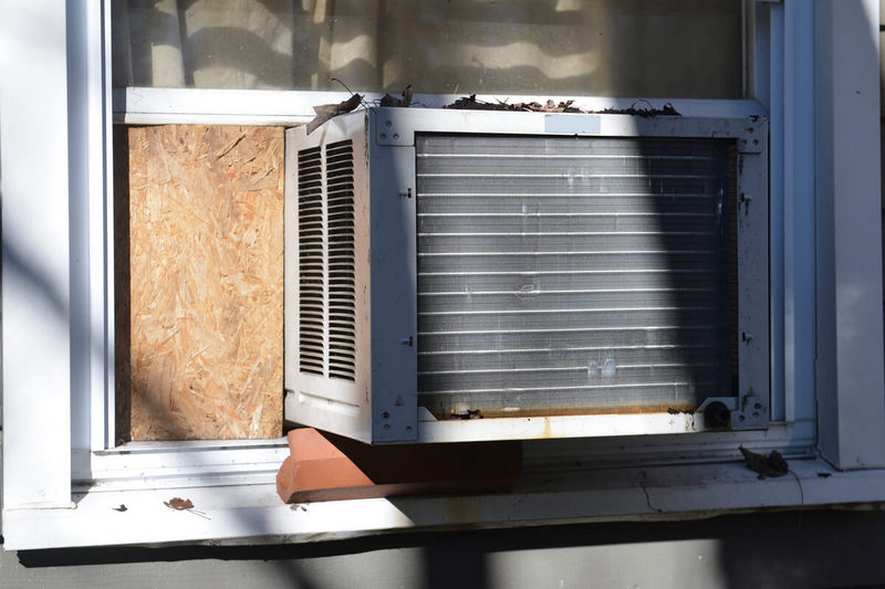 do window air conditioners pull air from outside